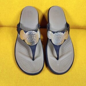 CROCS Sanrah Silver Hammered Medallion Navy Wedge Thong FlipFlop Sandal Women 10